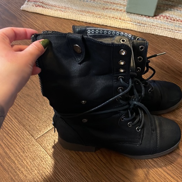 Black boots - Picture 4 of 5